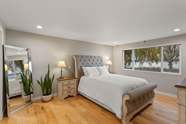 Building Photo - Spectacular View - 3bd/2ba - Custom Remodel - Group and Pet Friendly