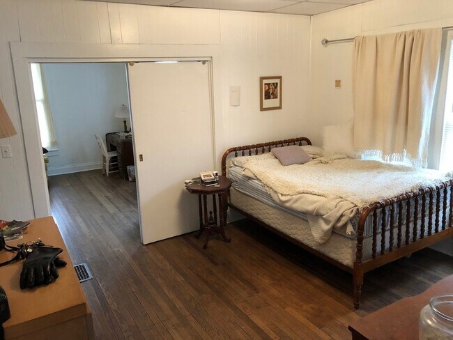 Building Photo - 1 bedroom, 1 bath duplex: Available August...