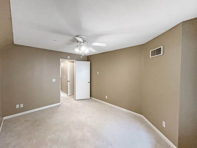 Building Photo - Modern 2B/2BA Condo with Balcony & Ameniti...