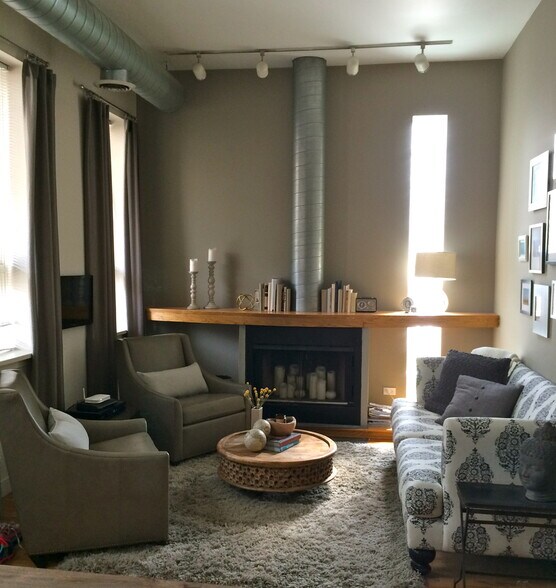 Living Room w Working fireplace - 1906 N Hermitage Ave