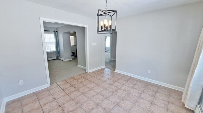 Building Photo - 3 Bed / 1-1/2 Bath Single Family Home w/2-car garage