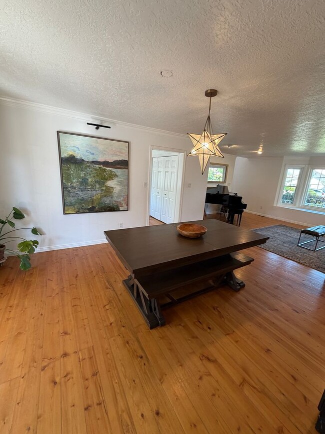 Building Photo - Beautiful 4 bedroom, 3 bathroom Home with a pool!!