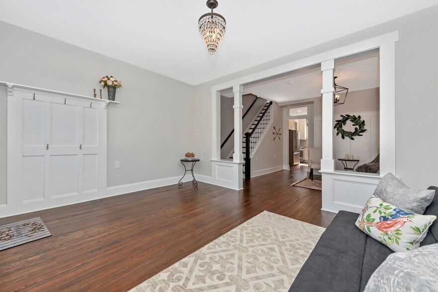 Building Photo - 6 W 4th St