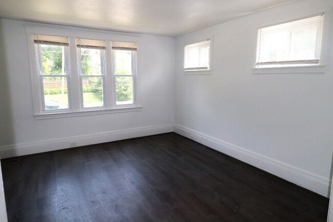 Building Photo - $1,300 - Newly 3 Bedroom 2 Bath