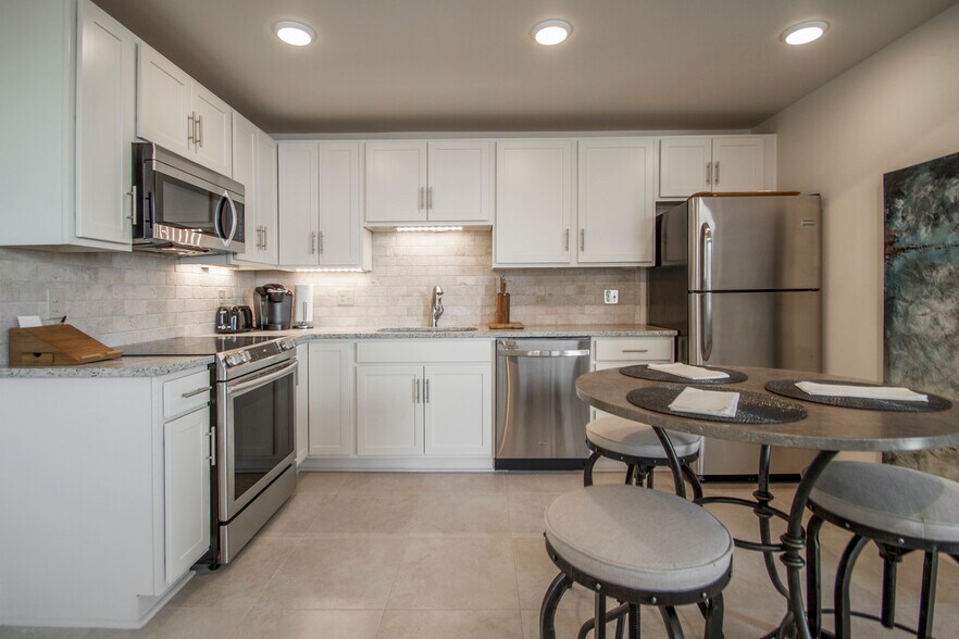 Building Photo - 221 W 2nd St