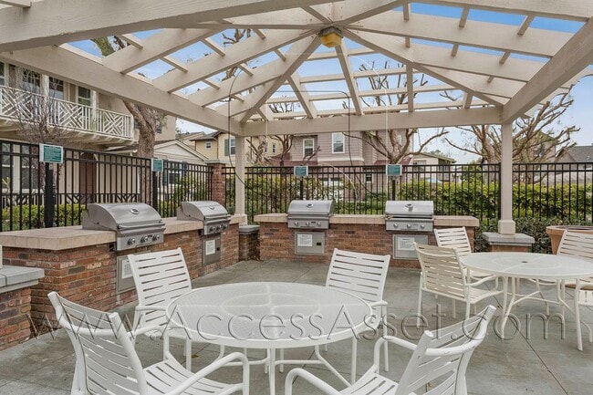 Building Photo - Beautiful 3 Bed/3.5 Bath Condo In Tustin!
