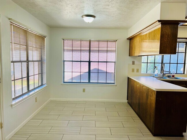 Building Photo - 14734 Charlmont Dr