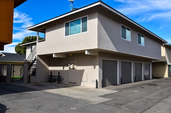 Building Photo - Olive (815) North