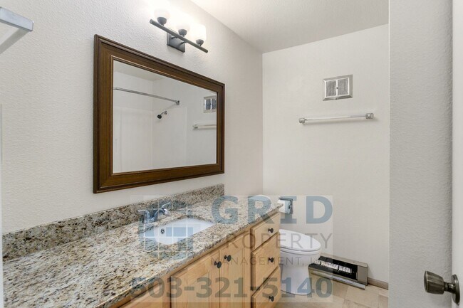 Building Photo - GPM648 - SE Stark St (T1)