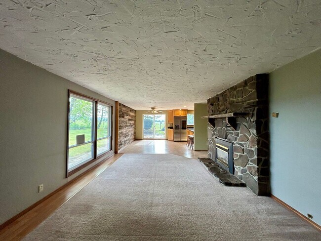 Building Photo - 3 Bedroom Home on Two Acres