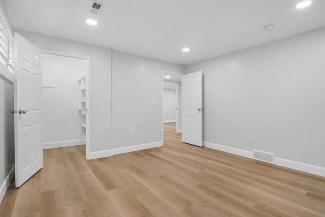 Building Photo - Spacious home for rent -  2.2 miles from t...