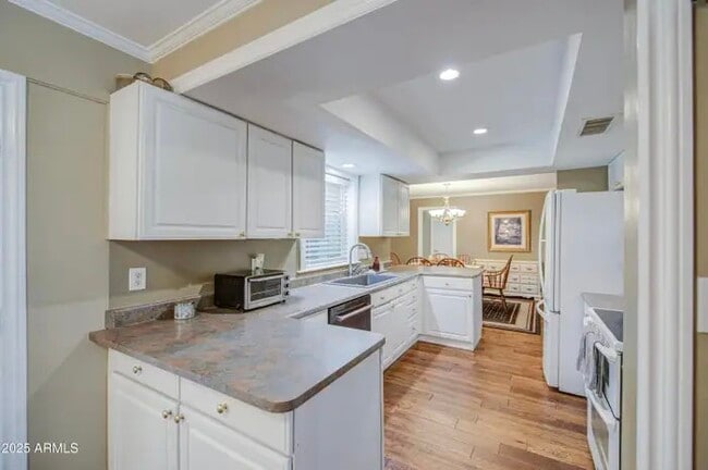 Building Photo - 2704 S Terrace Rd