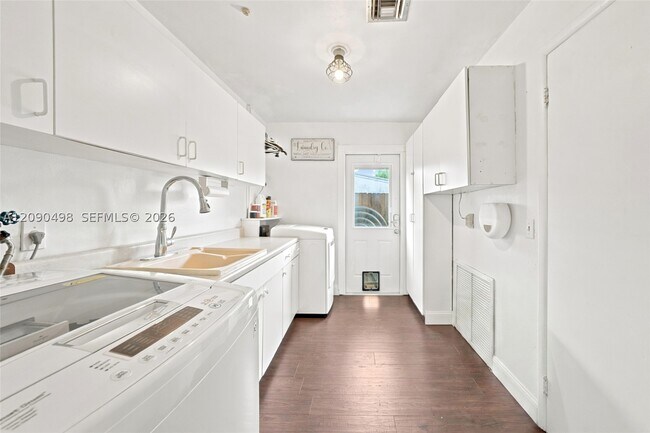 Building Photo - 15425 N Miami Ave