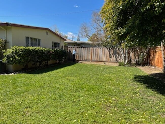 Building Photo - Lovely 3 Bedroom with spacious yard. Great location!