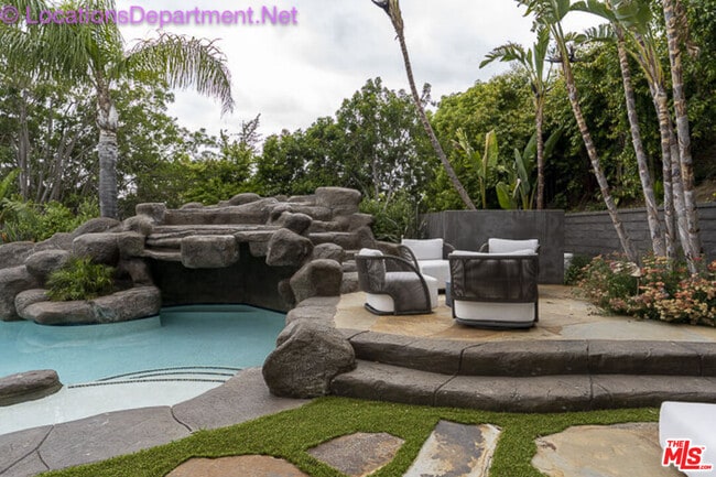 Building Photo - 5861 Ridgebrook Dr