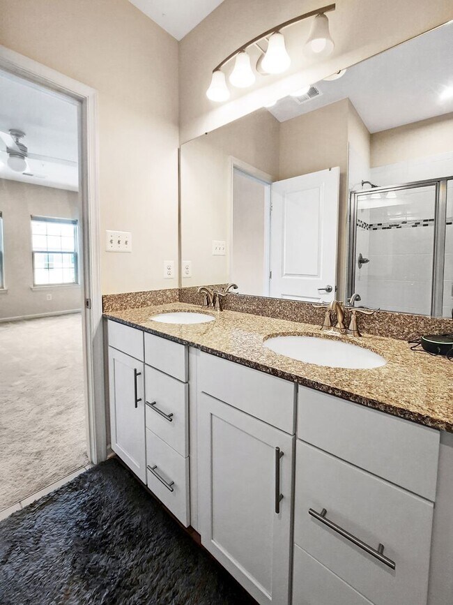 Building Photo - 3BR/3BA TH with Luxury Upgrades + Tesla Ch...