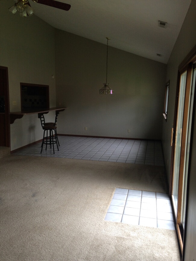 Building Photo - Large 4 Bed, 2 Bath Home