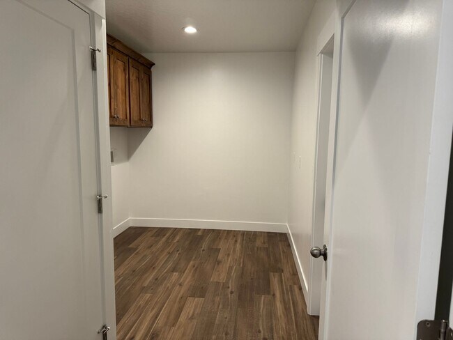 Building Photo - 3 Bedroom 2 Bathroom -Basement Apartment-Saddlebrook Dr. Santaquin
