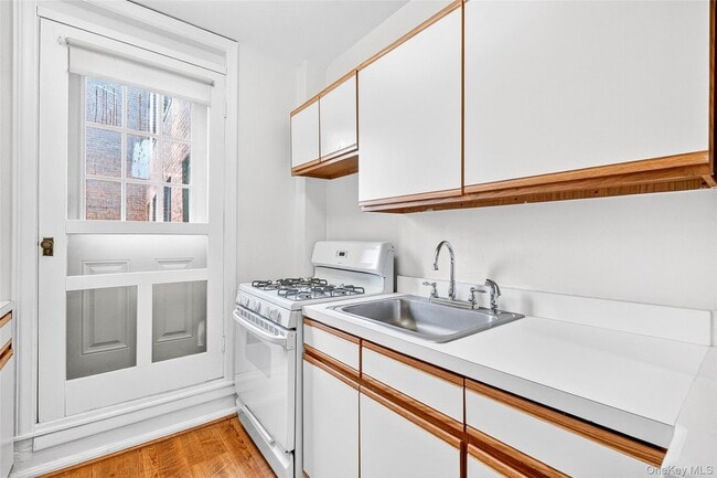 Building Photo - 2 Greenridge Ave