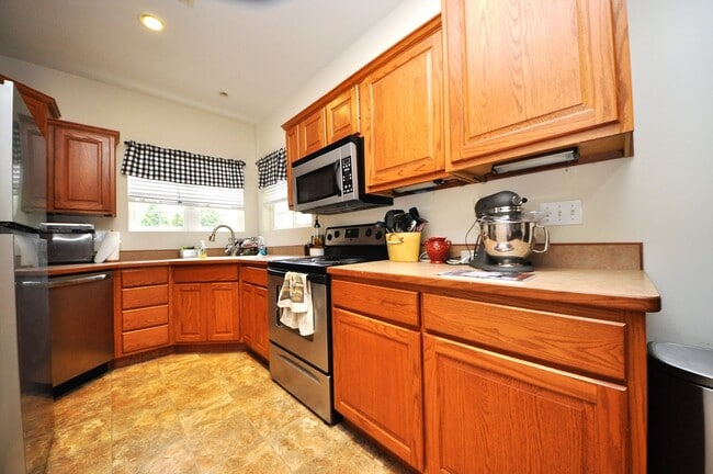 Building Photo - 445 Woolf Rd