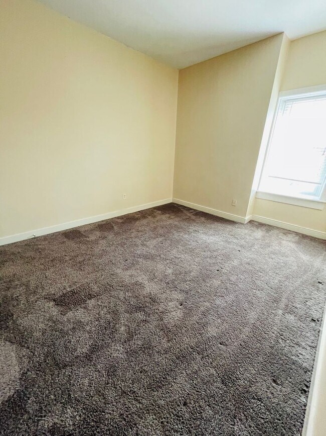 Building Photo - 1731 E Main St