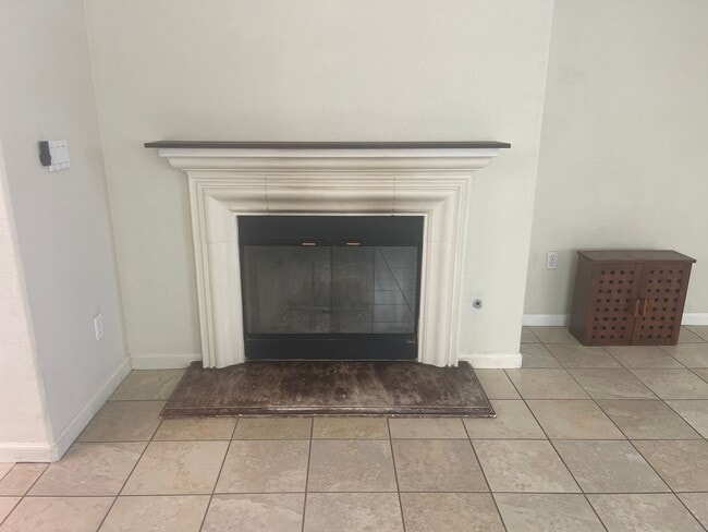 Building Photo - Ideal 4br/2ba single story with chefs kitchen