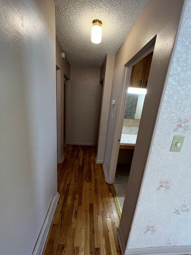 Building Photo - 3 Bed 2 Bath House with Attached 2 Car Garage & Trailer Parking