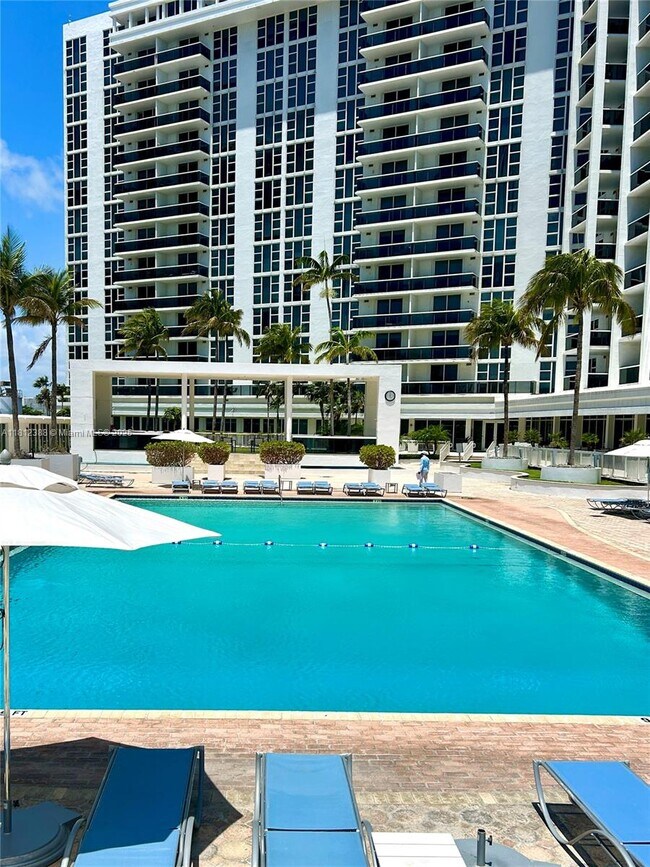 Building Photo - 10275 Collins Ave