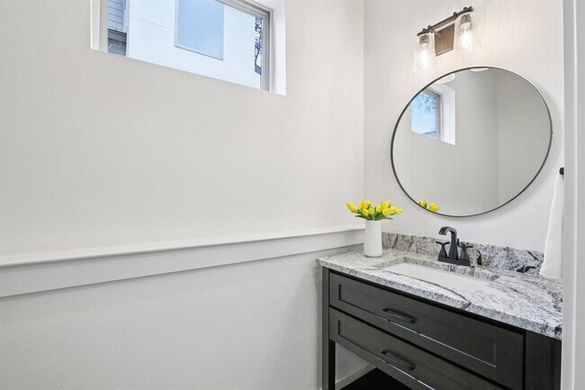 Building Photo - 6902 Northeast Dr