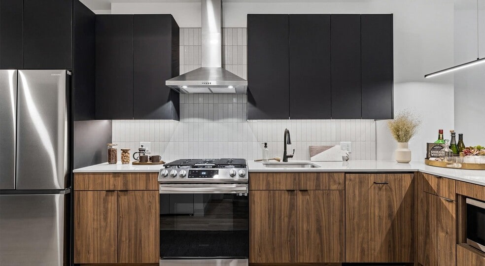 Building Photo - 515 N St Clair St