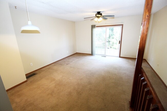 Building Photo - 2227 Teardrop Ave