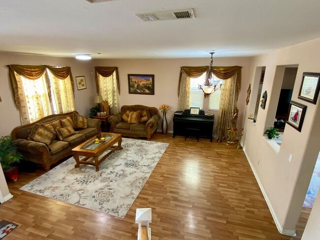 Building Photo - RB 4S Ranch 4br/2.5bath/yard/Garage Granite Kitchen $5490