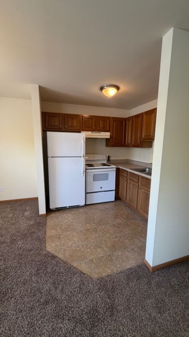 Building Photo - 21 Village W Ct