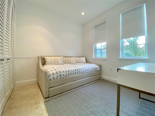 Building Photo - 350 Woodcrest Rd