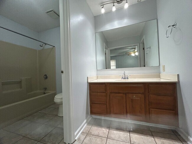 Building Photo - Spacious 3 bed 5 bath condo located in the...