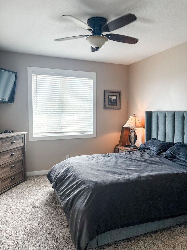 Building Photo - 220 Meadow Woods Dr