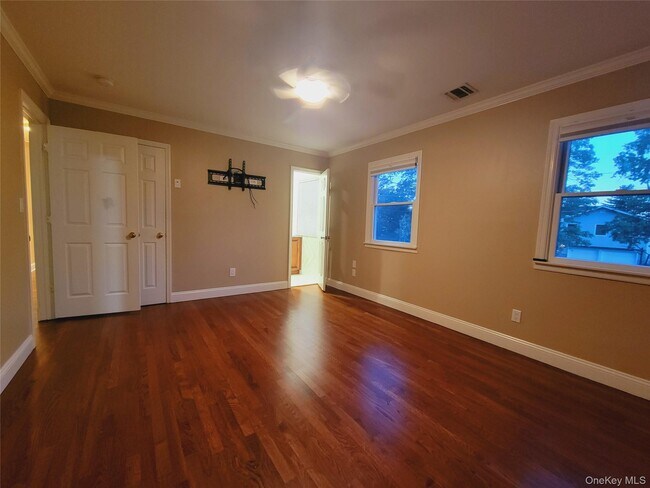 Building Photo - 72 Orange Dr
