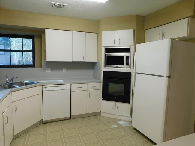 Building Photo - 2711 River Birch Dr