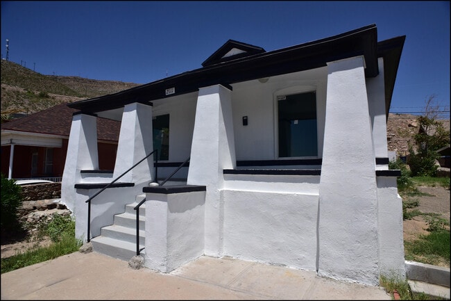 Building Photo - 2111 Portland Ave