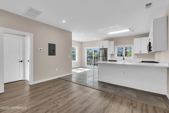 Building Photo - 333 1st St