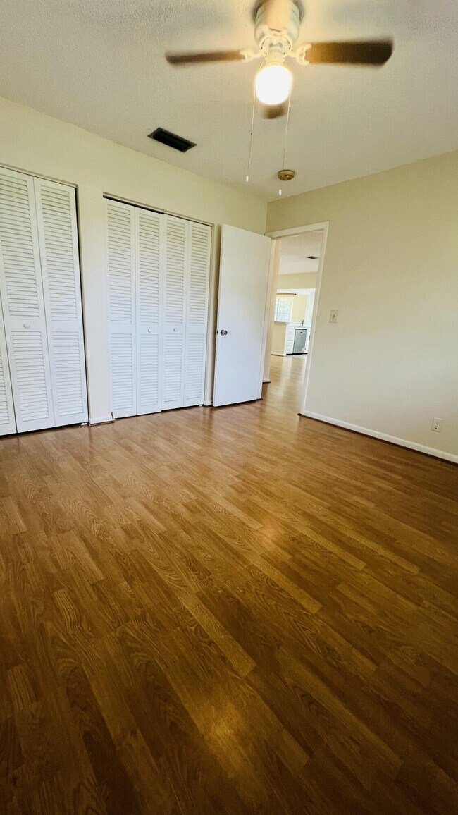 Building Photo - 6831 Eastview Dr