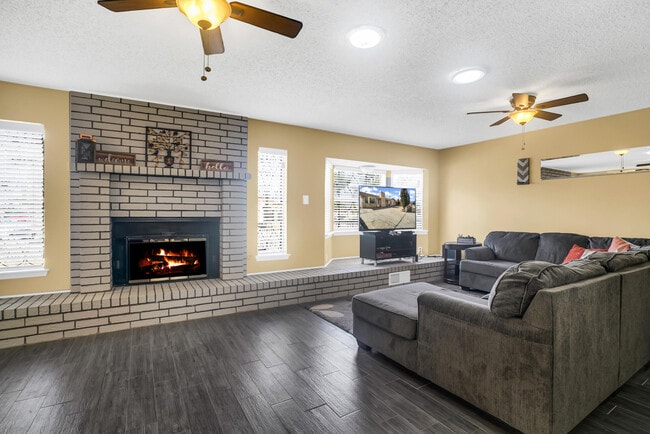 Building Photo - 5664 Longview Dr