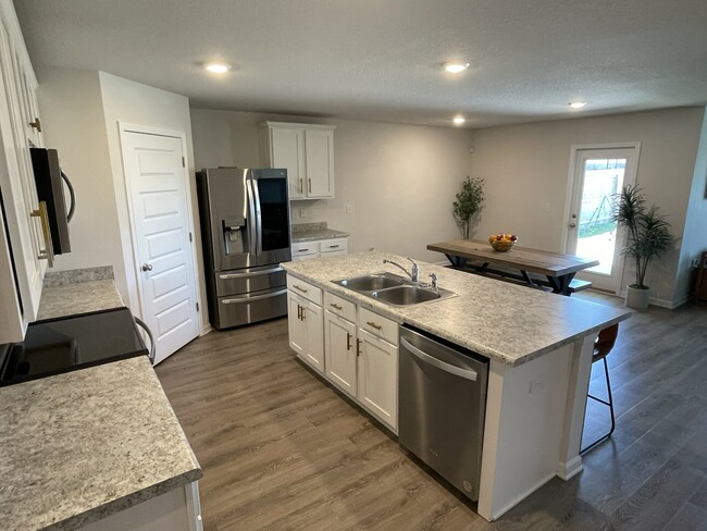 Building Photo - 5240 Peach Dr