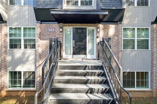 Building Photo - 305 Winding River Dr