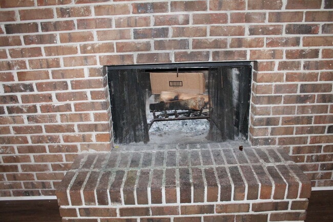 Building Photo - This well-maintained 3-bedroom, 2-bathroom home offers a comfortable and functional layout perfec...