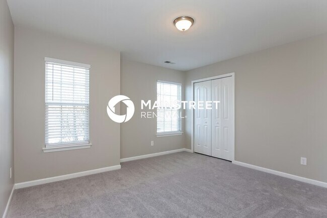 Building Photo - 4 Bedroom Pet-Friendly Home in Charlotte, NC with Main Street Renewal