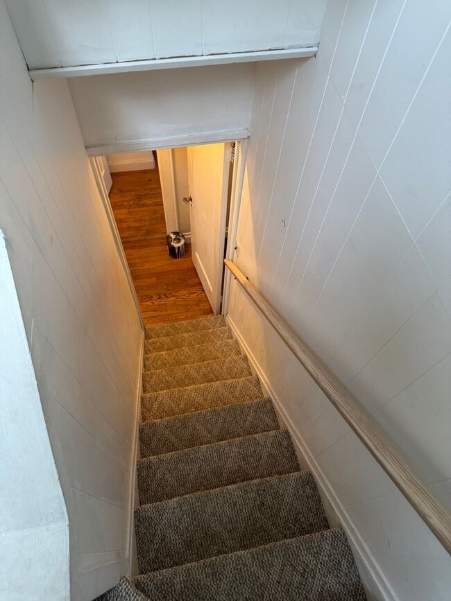 Building Photo - 3 bedroom/ 1.5 bath house Furnished