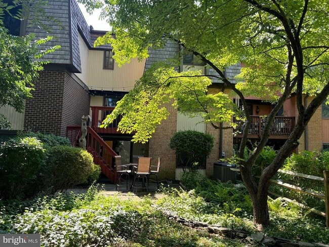 Building Photo - 9547 Fern Hollow Way
