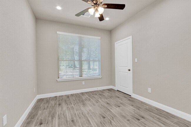 Building Photo - 11101 Park Dr