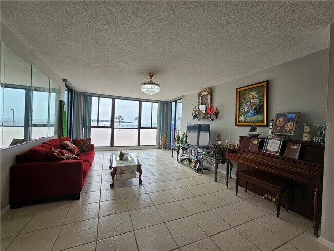 Building Photo - 7100 Sunshine Skyway Ln S